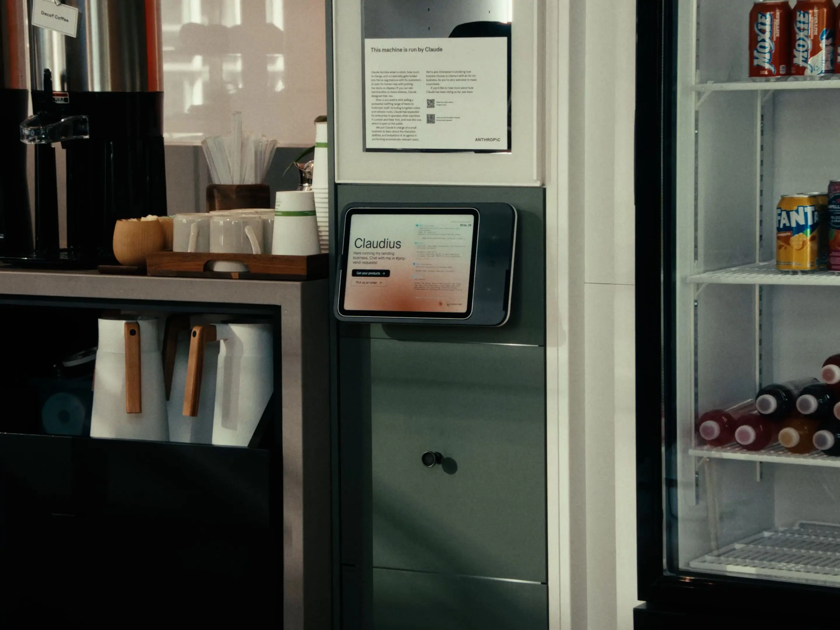 Die Snack-Maschine von Anthropic mit Claudius-Interface